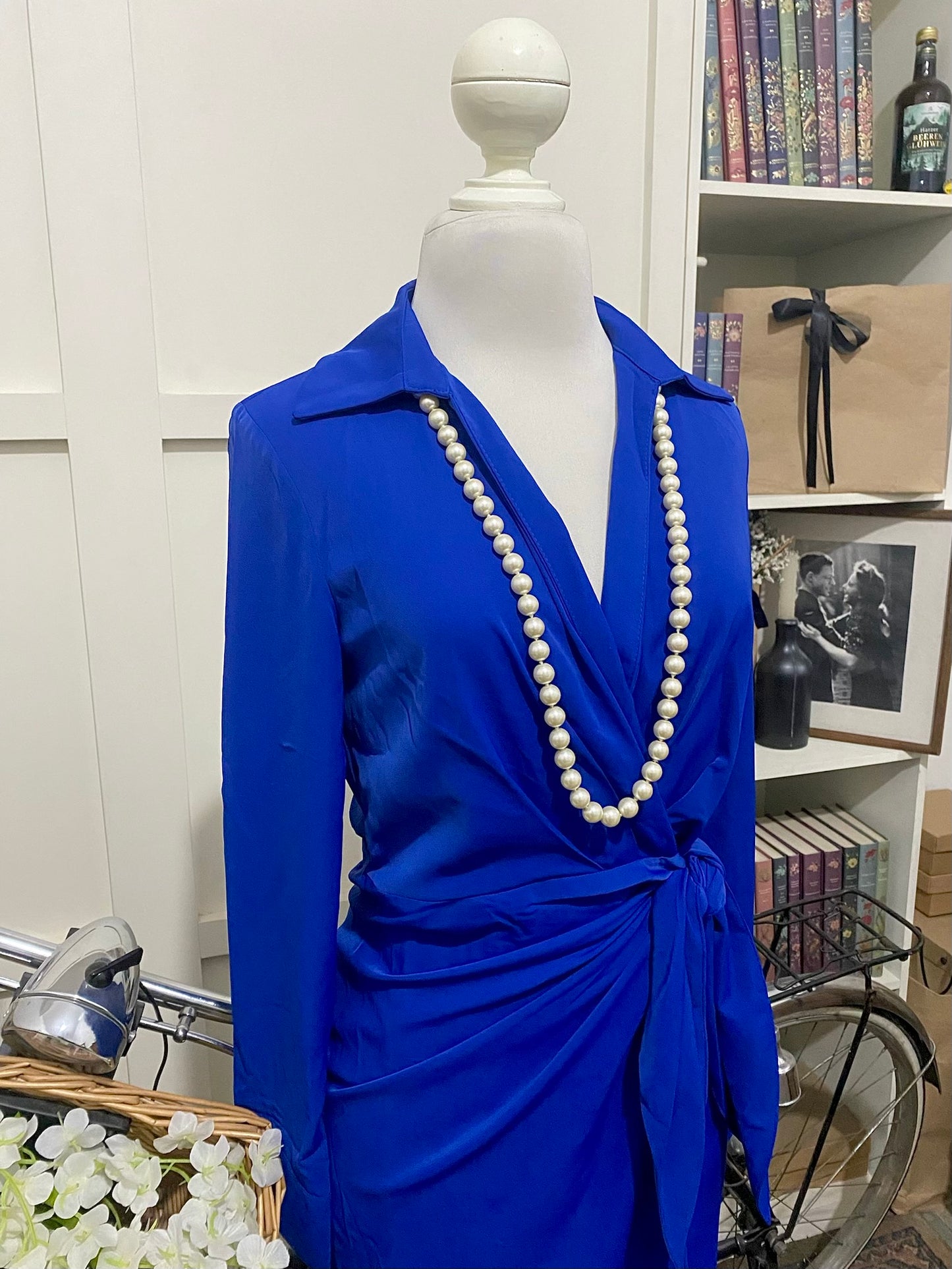 Vestido corto recto envolvente azul rey o real manga larga