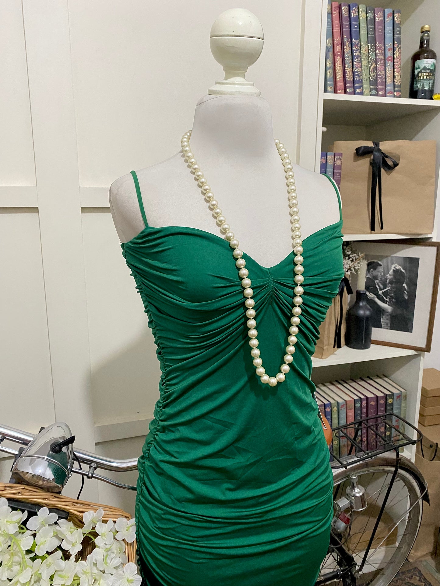 Vestido midi ajustado verde tirantes